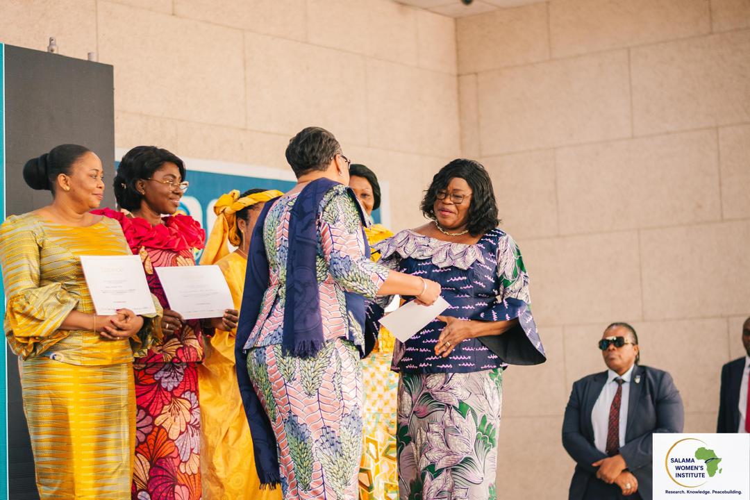 Remise de certificats à des femmes engagées pour la parité